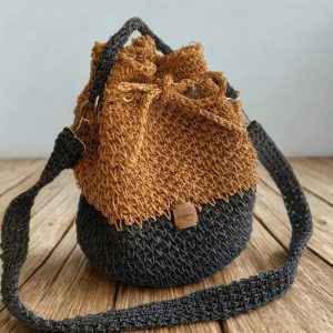 Cartera de rafia tejida a crochet