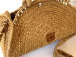 Cartera de yute artesanal con detalles metálicos