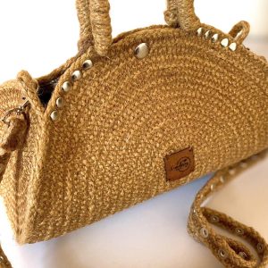 Cartera de yute artesanal con detalles metálicos